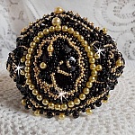 Bracelet Cl&eacute;op&acirc;tra manchette Haute-Couture brod&eacute; avec onyx noir, Cristaux de Swarovski et rocailles verres
